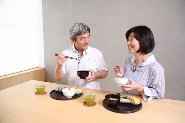 食事を楽しむ老夫婦
