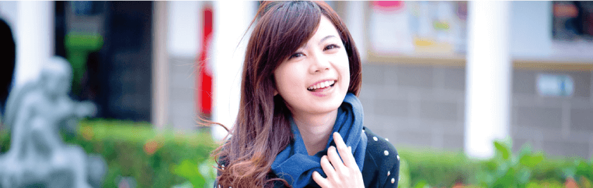 メタルフリーで明るい表情の女性
